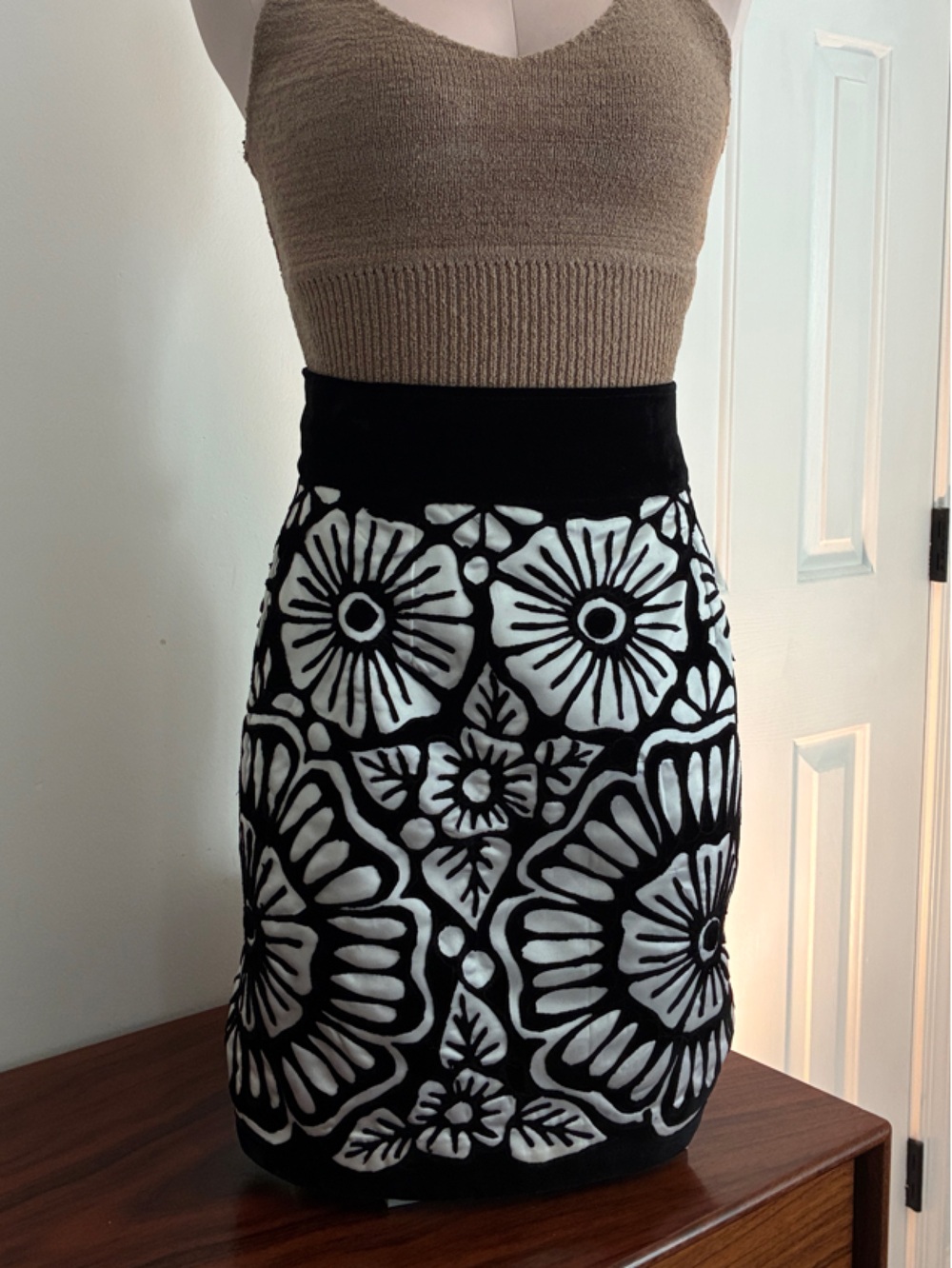 Black & White Velvet Floral Pencil Cut out pattern Skirt size XS/S